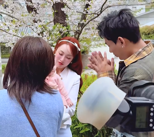 Cặp vợ chồng giàu nức tiếng Vbiz đi du hí Nhật Bản: Mang hẳn 10 vali hành lý, có ê-kíp hộ tống chụp hình- Ảnh 6.