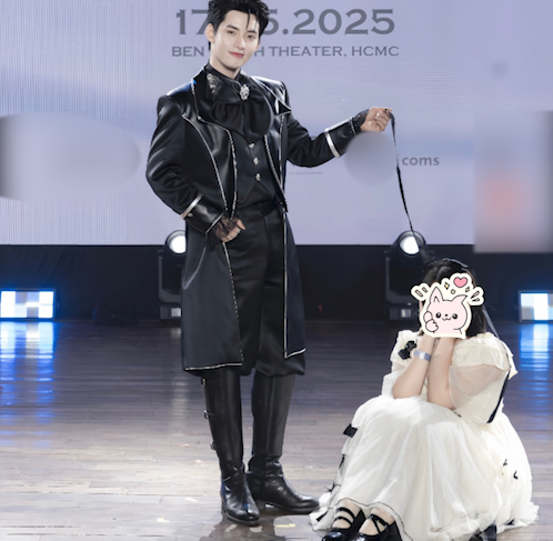 Anh trai Hùng Huỳnh tạo dáng