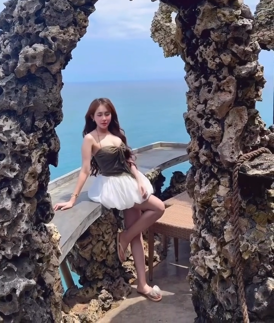 Khoe dáng cực phẩm dưới nắng Bali, hot girl Việt khiến MXH