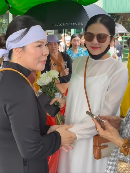 Lễ thủy táng của Quý Bình: Vợ lặng người ôm chặt tro cốt, Vân Trang và đông đảo khán giả tiễn đưa- Ảnh 5.
