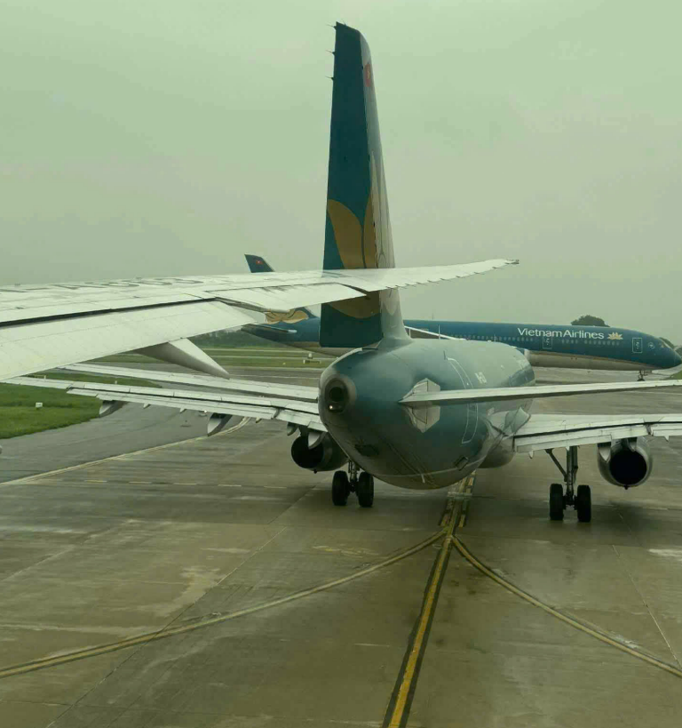 Sao nữ Vbiz thót tim khi chứng kiến cảnh 2 máy bay va chạm ở sân bay Nội Bài- Ảnh 2.