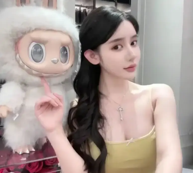 Nữ streamer nhảy