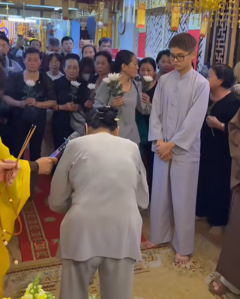 Lễ thủy táng của Quý Bình: Vợ lặng người ôm chặt tro cốt, Vân Trang và đông đảo khán giả tiễn đưa- Ảnh 7.