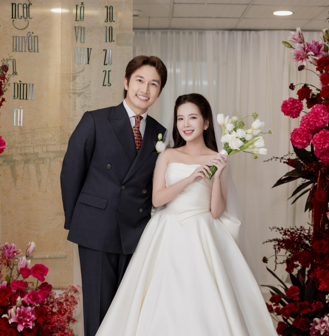 Đình Tú - Ngọc Huyền quá đẹp đôi trong lễ ăn hỏi, chú rể thổ lộ mất ngủ cả đêm!- Ảnh 2. Đình Tú - Ngọc Huyền quá đẹp đôi trong lễ ăn hỏi, chú rể thổ lộ mất ngủ cả đêm!- Ảnh 2.