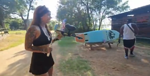 Nữ streamer khiến dư luận hết sức phẫn nộ với hành động khó hiểu- Ảnh 2.