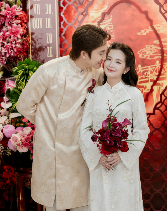 Đình Tú - Ngọc Huyền quá đẹp đôi trong lễ ăn hỏi, chú rể thổ lộ mất ngủ cả đêm!- Ảnh 1. Đình Tú - Ngọc Huyền quá đẹp đôi trong lễ ăn hỏi, chú rể thổ lộ mất ngủ cả đêm!- Ảnh 1.