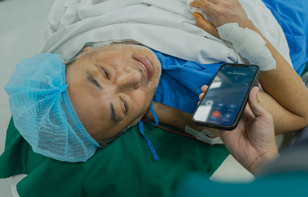 Tình trạng của đạo diễn Nguyễn Quang Dũng sau khi bị nhồi máu cơ tim, nhập viện phẫu thuật gấp- Ảnh 1.