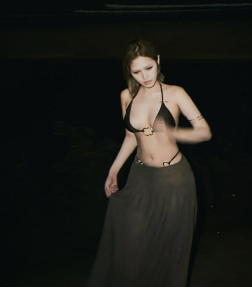 Xoài Non khoe body sexy bỏng mắt, tình tứ với Gil Lê mặc kệ lùm xùm pass đồ- Ảnh 3. Xoài Non khoe body sexy bỏng mắt, tình tứ với Gil Lê mặc kệ lùm xùm pass đồ- Ảnh 3.