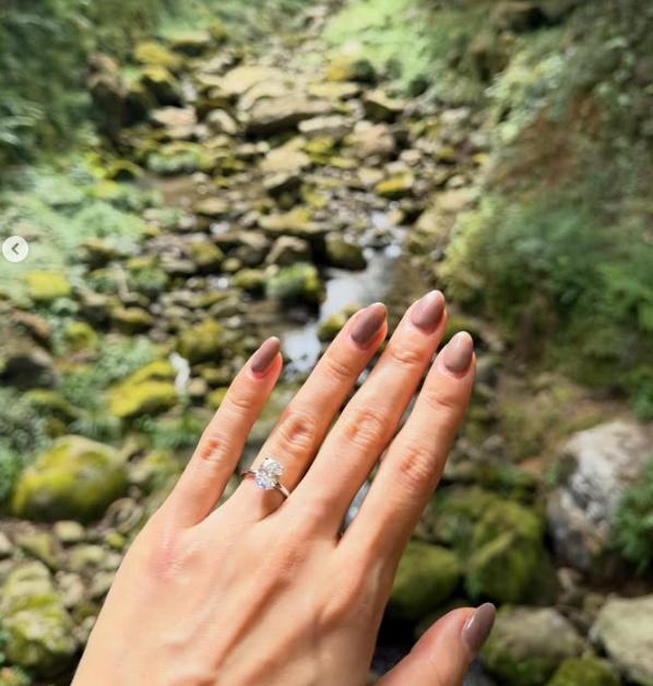 Chồng cũ MC Hoàng Oanh quỳ gối cầu hôn bạn gái mới sau 3 năm ly hôn- Ảnh 2.