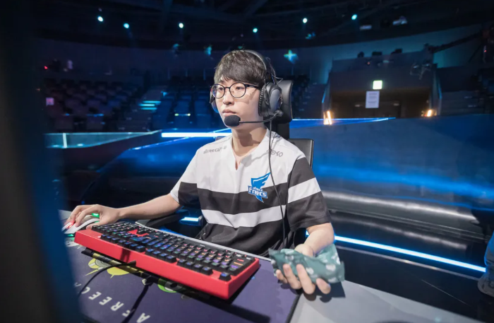 LMHT: Sốc với tin đồn mốc lương khủng mà JDG, T1 và HLE đã đề xuất với Zeus screenshot 4 15