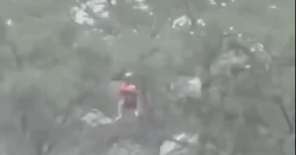 Những cách sống sót không tưởng nhất trong trận lũ quét lịch sử ở Texas: Đang nằm ngủ thì dòng nước cuốn trôi tất cả scue texas flood mfglcd 17520319069231148182147 0 31 340 575 crop 1752031914968609013815 1752035059273 1752035059595747107288 1 0 479 764 crop 17520350798611400981221gifpng