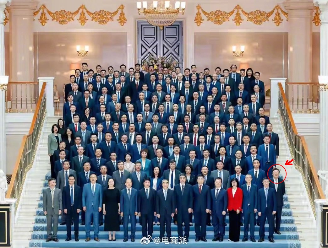 Ảnh tập thể 161 cổ đông của Huawei gây sốt toàn mạng: Đáng chú ý nhất là vị trí đứng đặc biệt của nhà sáng lập, 1 chi tiết nhỏ khiến ai cũng nể- Ảnh 1. Ảnh tập thể 161 cổ đông của Huawei gây sốt toàn mạng: Đáng chú ý nhất là vị trí đứng đặc biệt của nhà sáng lập, 1 chi tiết nhỏ khiến ai cũng nể- Ảnh 1.