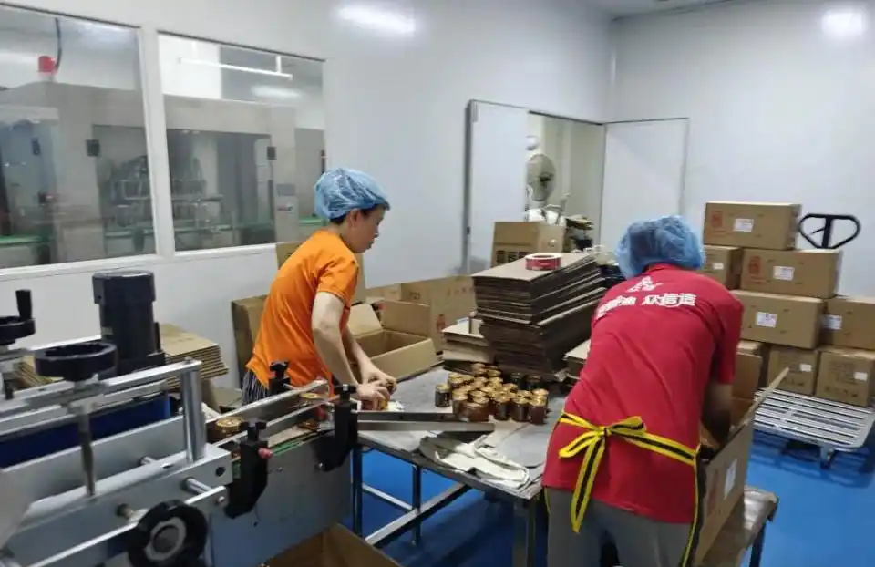 Đột kích cơ sở sản xuất gia vị lẩu giả bán cho nhiều nhà hàng lớn, đã tiêu thụ đến 6,5 triệu chai, tổng số tiền liên quan hơn 51 tỷ đồng- Ảnh 2. Đột kích cơ sở sản xuất gia vị lẩu giả bán cho nhiều nhà hàng lớn, đã tiêu thụ đến 6,5 triệu chai, tổng số tiền liên quan hơn 51 tỷ đồng- Ảnh 2.