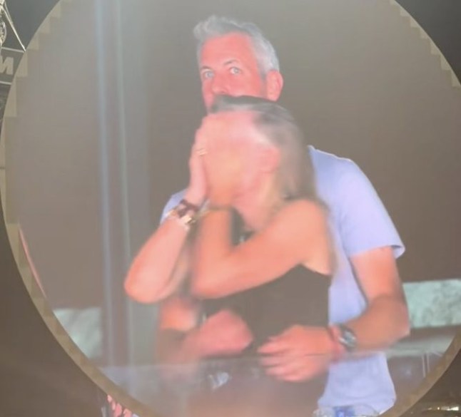 Cú twist gây sốc vụ ngoại tình chấn động trong concert Coldplay: Người chồng cũng có mặt và