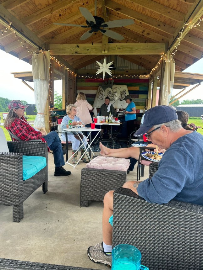 12 phụ nữ lập xóm