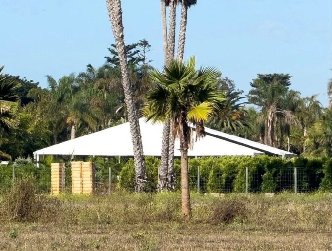 Đám cưới Selena Gomez khai hội: Dàn xe siêu sang xuất hiện, rò rỉ hình ảnh những vị khách hạng A đầu tiên!- Ảnh 10. Đám cưới Selena Gomez khai hội: Dàn xe siêu sang xuất hiện, rò rỉ hình ảnh những vị khách hạng A đầu tiên!- Ảnh 10.