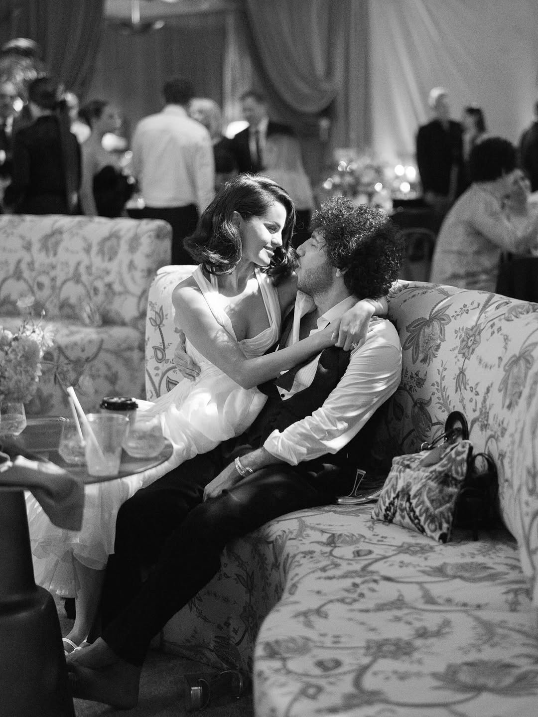 Bí mật váy cưới Selena Gomez: Phải phóng to lên mới thấy thứ này!- Ảnh 11. Bí mật váy cưới Selena Gomez: Phải phóng to lên mới thấy thứ này!- Ảnh 11.