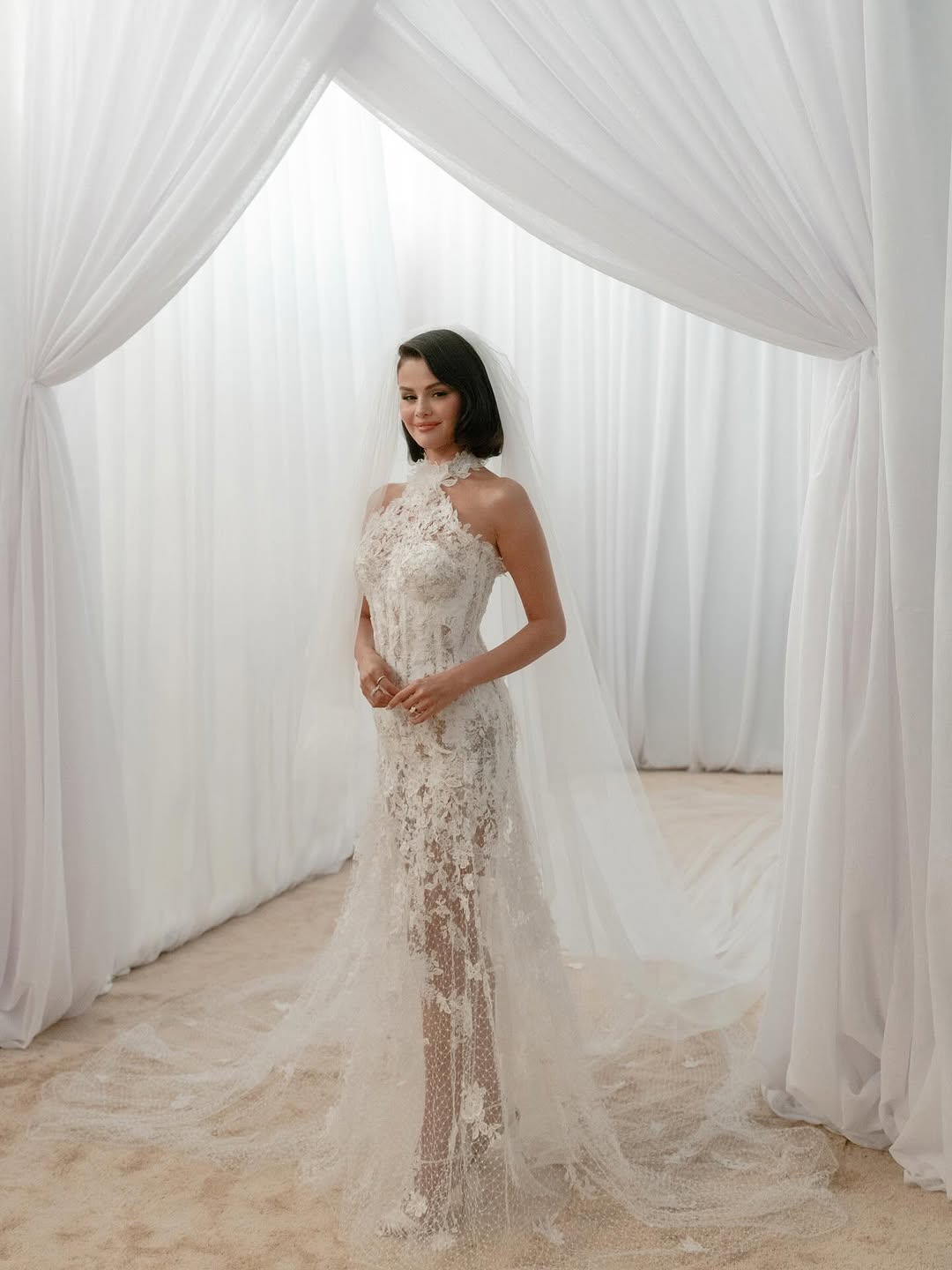 Bí mật váy cưới Selena Gomez: Phải phóng to lên mới thấy thứ này!- Ảnh 2. Bí mật váy cưới Selena Gomez: Phải phóng to lên mới thấy thứ này!- Ảnh 2.