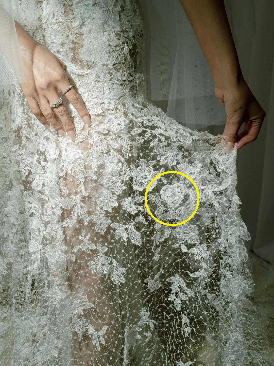 Bí mật váy cưới Selena Gomez: Phải phóng to lên mới thấy thứ này!- Ảnh 5. Bí mật váy cưới Selena Gomez: Phải phóng to lên mới thấy thứ này!- Ảnh 5.
