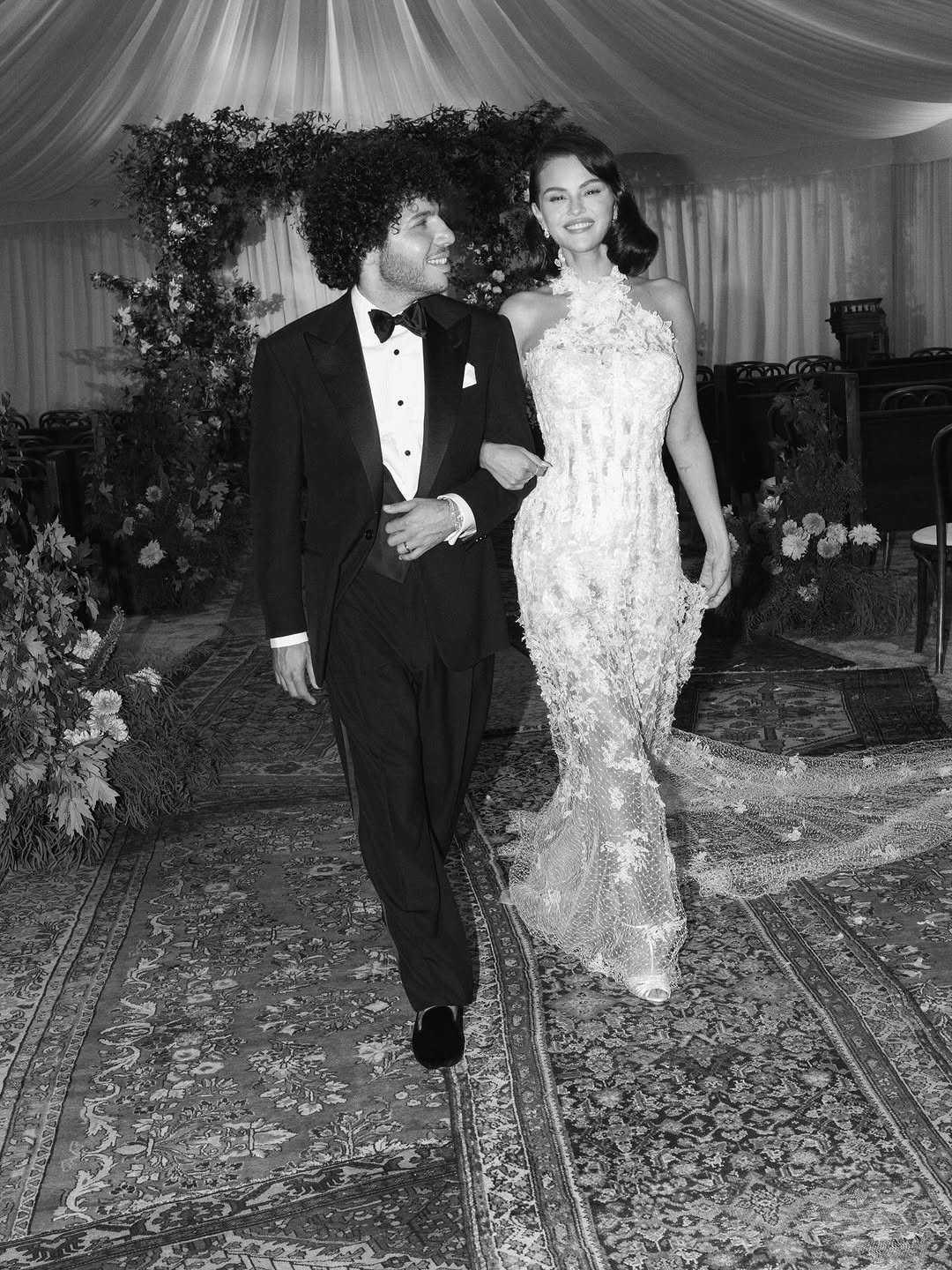 Bí mật váy cưới Selena Gomez: Phải phóng to lên mới thấy thứ này!- Ảnh 9. Bí mật váy cưới Selena Gomez: Phải phóng to lên mới thấy thứ này!- Ảnh 9.