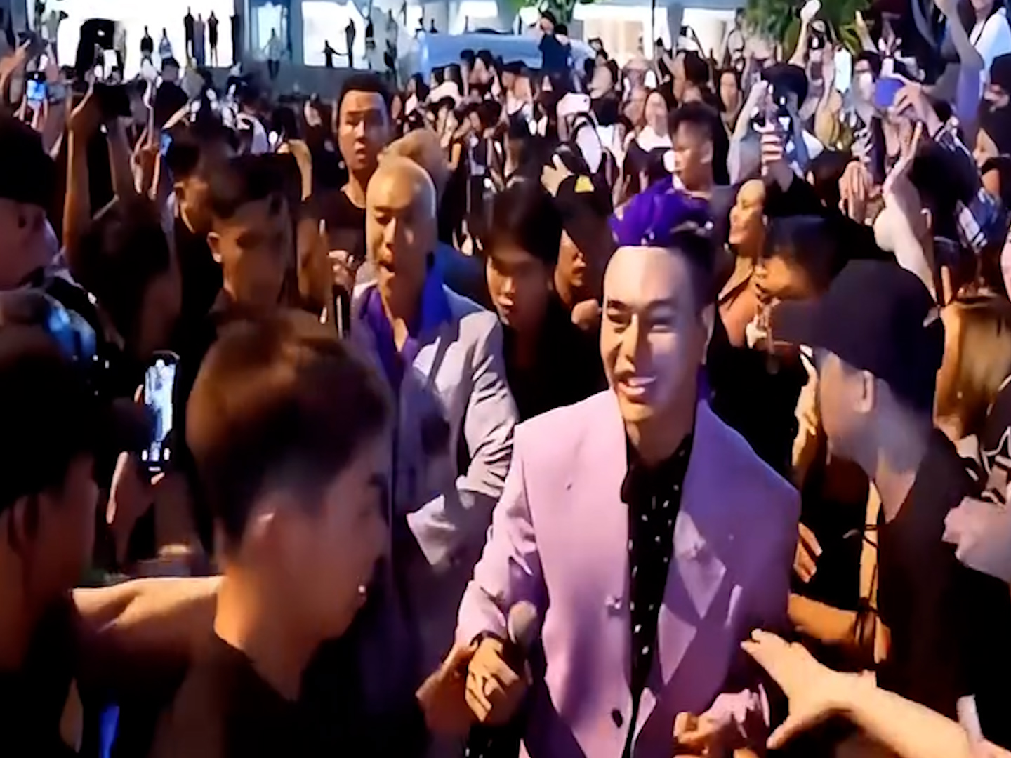 Video Lê Dương Bảo Lâm hoảng loạn vì bị fan nữ quá khích nhào tới tiếp cận- Ảnh 1. Video Lê Dương Bảo Lâm hoảng loạn vì bị fan nữ quá khích nhào tới tiếp cận- Ảnh 1.