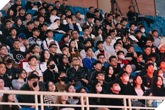 AIC 2025: Full Sense Thang Tien Chung Ket Tong, Flash Wolves Va Bacon Times Vao Ban Ket 3 Khán giả tại Cung Điền kinh Mỹ Đình chăm chú theo dõi các đội tuyển