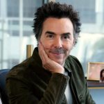 Đạo Diễn Shawn Levy Tiết Lộ Rằng Stranger Things Đã Giúp Ông Giữ Kín Về Dự Án Star Wars: Starfighter shawn levy 2 hojyjpg