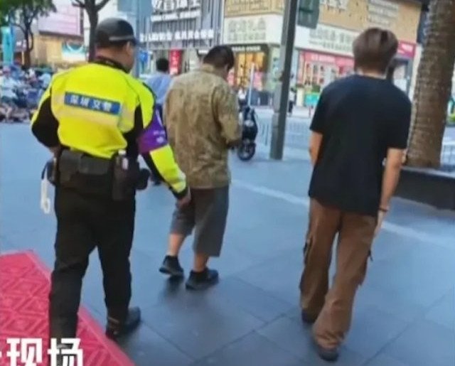 shipper-17-tuoi-nhat-duoc-thoi-vang-1-1758180815-947-width640height515 Shipper 17 tuổi nhặt được thỏi vàng hơn 2kg, từ chối tiền cảm ơn 3,7 triệu đồng - 3