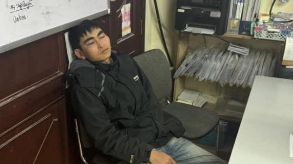 Clip: Nam shipper khuyết tật bị tài xế ô tô Lexus hành hung giữa đường 27 Clip: Nam shipper khuyết tật bị tài xế ô tô Lexus hành hung giữa đường shipper 320250211112613jpg