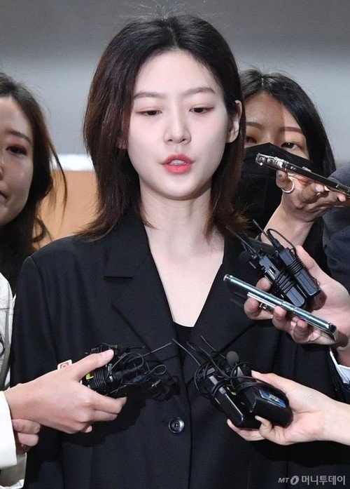 showbiz-han-quoc-doc-hai-va-khac-nghiet-ho-dang-vui-dap-kim-soo-hyun-nhu-cach-ho-lam-voi-kim-sae-ron-2-6926-1568-1741830486-330-width500height697 Kim Sae Ron phải nộp phạt và bị cấm sóng sau khi say rượu lái xe gây tai nạn.