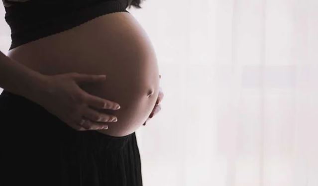 Sinh con tại bệnh viện, sản phụ bị y tá bôi nhầm axit lên bụng- Ảnh 1.