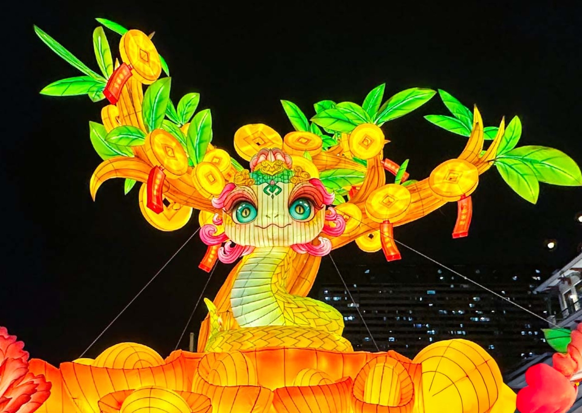 Trang trí hình rắn tại Singapore. Ảnh: Ahboy Trang trí hình rắn tại Singapore. Ảnh: Ahboy