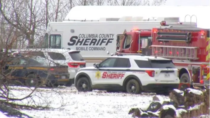 Nhiệm vụ cứu nạn trở nên khó khăn do tuyết rơi dày và bùn lầy. Ảnh: The Sun Nhiệm vụ tiếp cận máy bay gặp nạn trở nên khó khăn do tuyết rơi dày và bùn lầy. Ảnh: The Sun