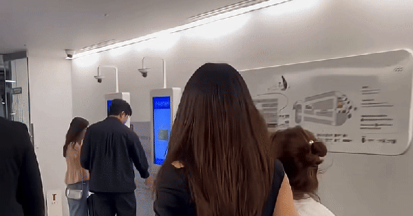 “Ngọc nữ” duy nhất của Running Man thản nhiên thay đồ trước mặt nam đồng nghiệp 26 “Ngọc nữ” duy nhất của Running Man thản nhiên thay đồ trước mặt nam đồng nghiệp sj2 17623064083191589940223 0 0 419 800 crop 17623064352581200651675gifpng