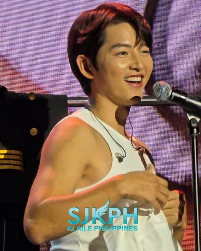 Song Joong Ki ôm sát rạt khiến Kim Ji Won rúm ró- Ảnh 2. Song Joong Ki ôm sát rạt khiến Kim Ji Won rúm ró- Ảnh 2.