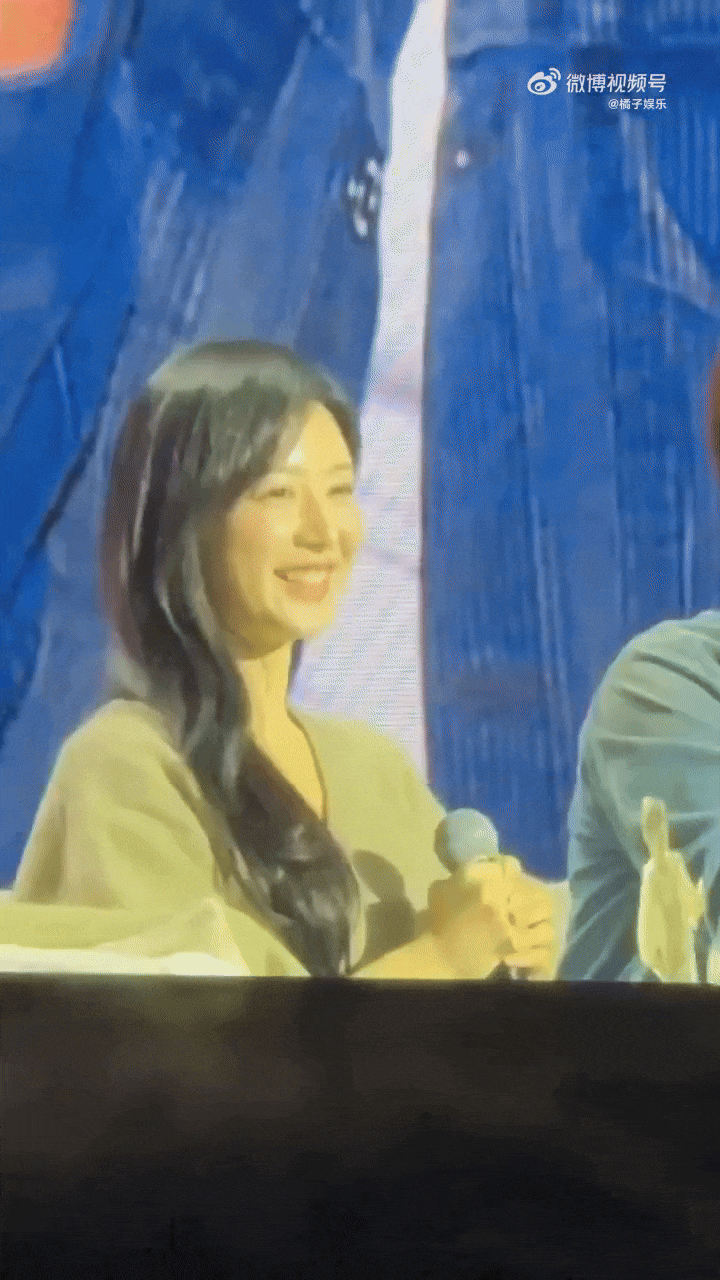 Song Joong Ki ôm sát rạt khiến Kim Ji Won rúm ró- Ảnh 5. Song Joong Ki ôm sát rạt khiến Kim Ji Won rúm ró- Ảnh 5.