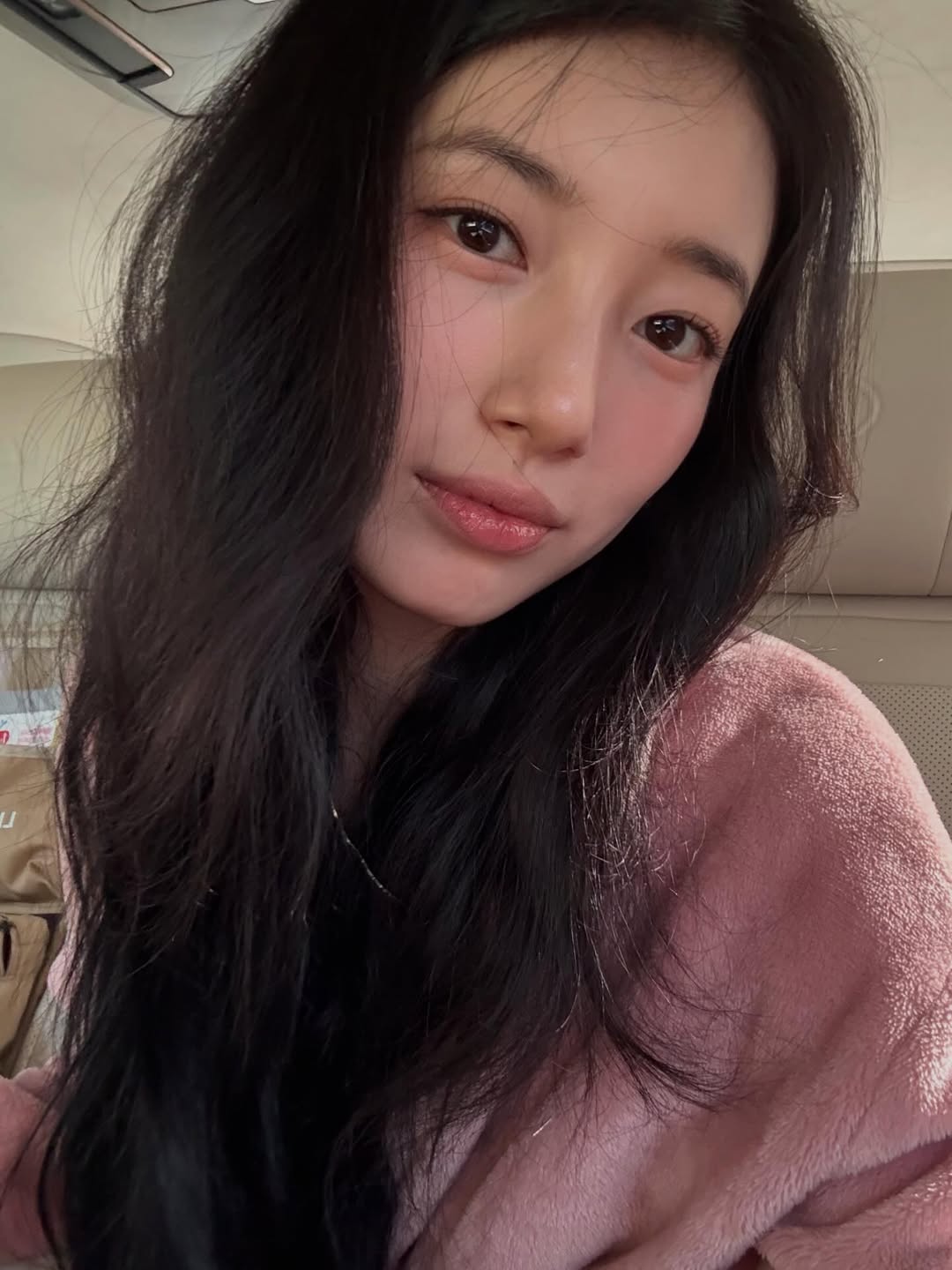 skuukzky583961736185466432070111074883774257315411185n-165220-1765280475257-17652804756101974139284 "Tình đầu quốc dân" Suzy xả ảnh xinh tươi ngút ngàn ở Việt Nam, check-in màn LED làm vạn fan nức lòng skuukzky583961736185466432070111074883774257315411185n 165220 1765280475257 17652804756101974139284