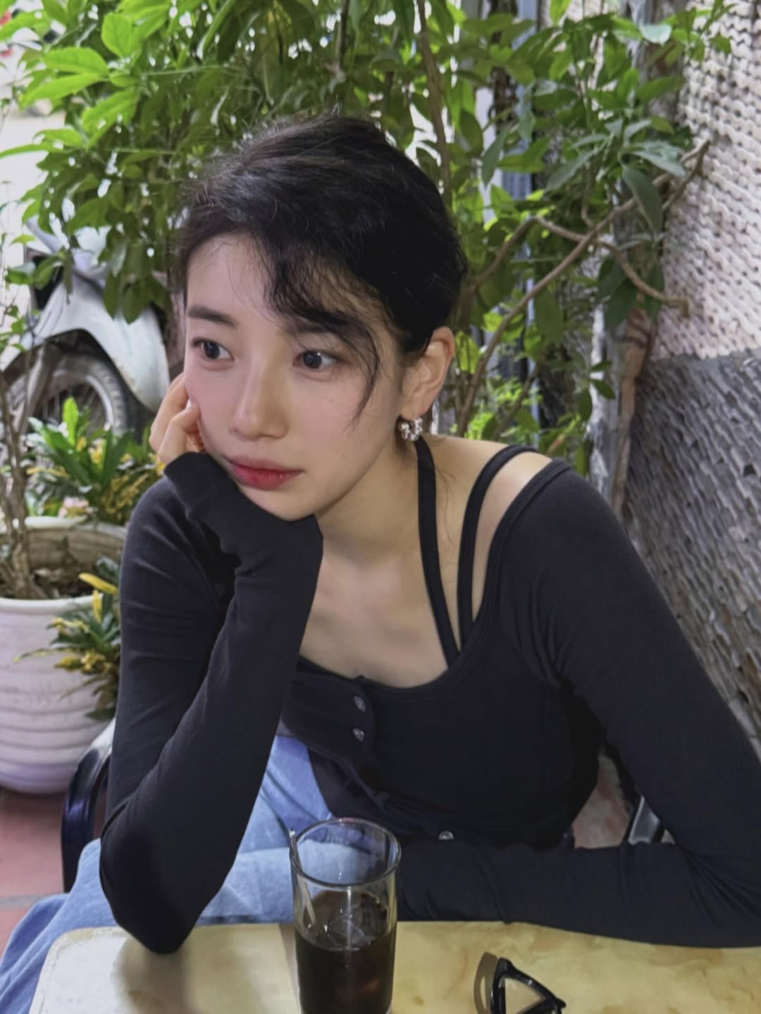 skuukzky588533852185466430600111077573941054931437583n-165236-1765280465217-17652804656021352664661 "Tình đầu quốc dân" Suzy xả ảnh xinh tươi ngút ngàn ở Việt Nam, check-in màn LED làm vạn fan nức lòng skuukzky588533852185466430600111077573941054931437583n 165236 1765280465217 17652804656021352664661