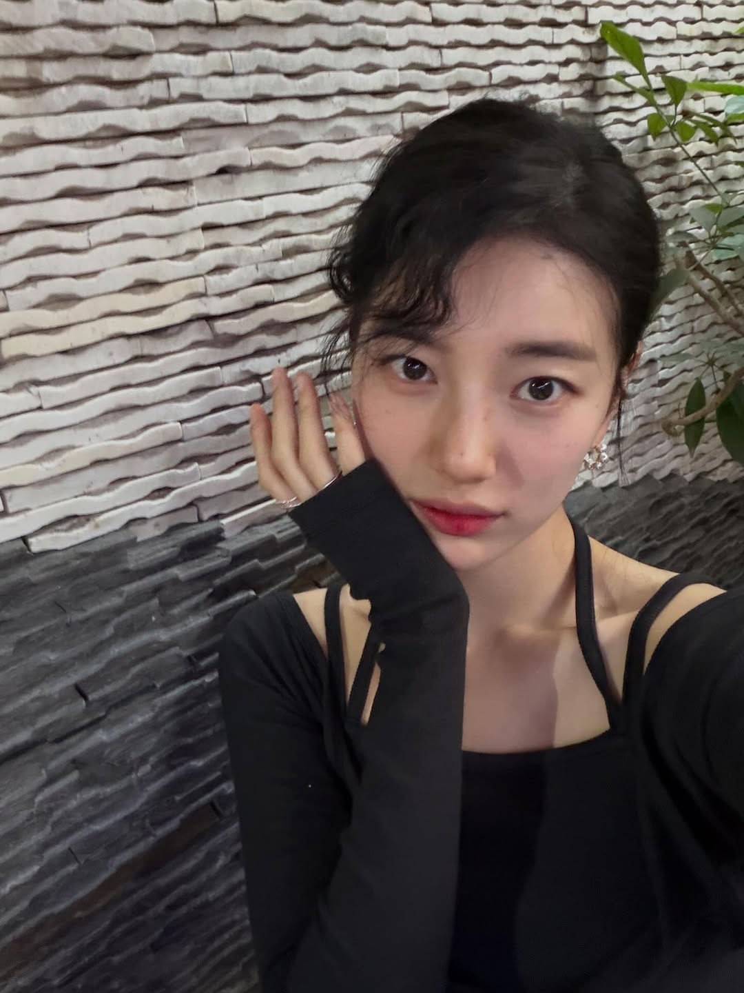 skuukzky589248335185466430720111078539840531695444204n-165233-1765280462816-17652804635101875767318 "Tình đầu quốc dân" Suzy xả ảnh xinh tươi ngút ngàn ở Việt Nam, check-in màn LED làm vạn fan nức lòng skuukzky589248335185466430720111078539840531695444204n 165233 1765280462816 17652804635101875767318