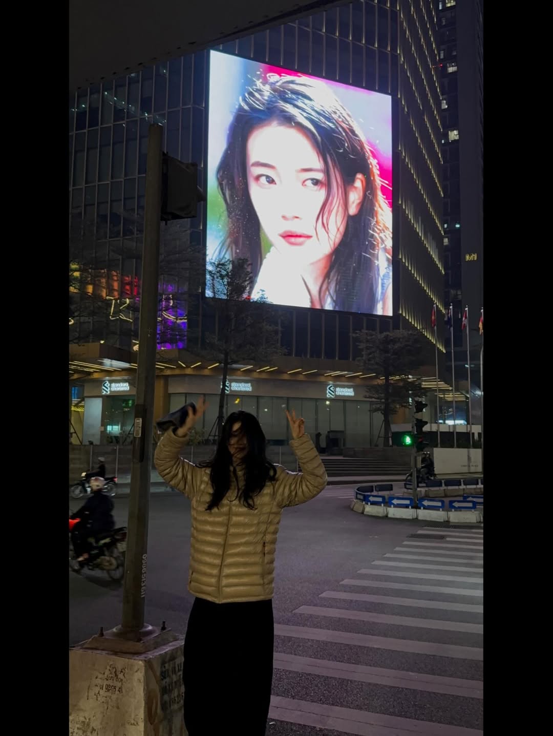 skuukzky589251878185466431800111071358656533171266772n-165223-1765280473382-1765280474107684404512 "Tình đầu quốc dân" Suzy xả ảnh xinh tươi ngút ngàn ở Việt Nam, check-in màn LED làm vạn fan nức lòng skuukzky589251878185466431800111071358656533171266772n 165223 1765280473382 1765280474107684404512