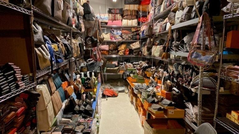 Đột kích kho hàng chứa toàn Louis Vuitton, Gucci, Chanel...