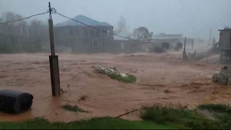 Siêu bão Melissa mạnh nhất 2025 “xé toạc” mọi thứ: Video cận cảnh cho thấy sự tàn khốc- Ảnh 2.