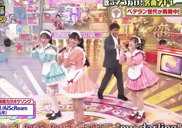 Danh hài quốc dân kẹp cổ lôi xềnh xệch nữ ca sĩ kém 31 tuổi trên truyền hình, thái độ thô lỗ này là sao đây?- Ảnh 1.