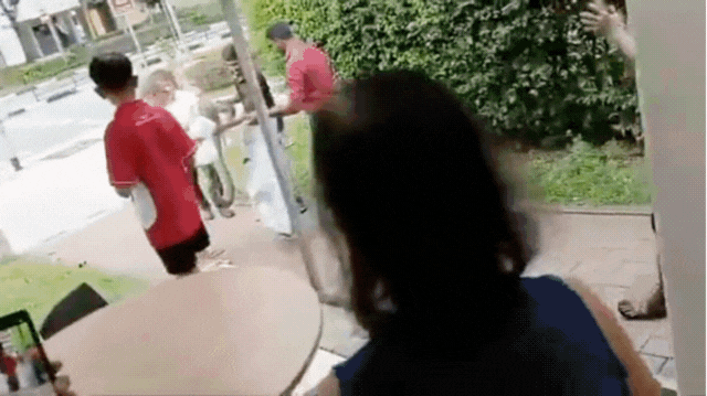 Đi uống cà phê bất ngờ gặp trăn khủng, cả quán đồng loạt hợp sức để vây bắt