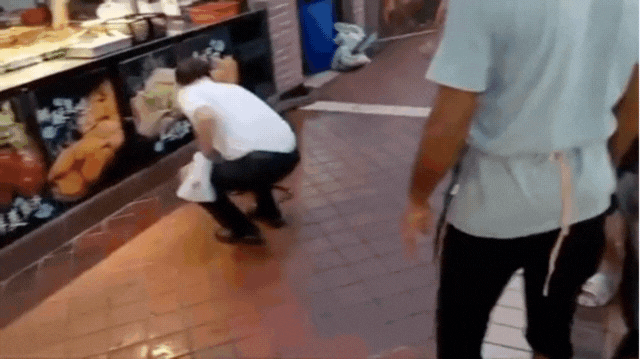 Đi uống cà phê bất ngờ gặp trăn khủng, cả quán đồng loạt hợp sức để vây bắt