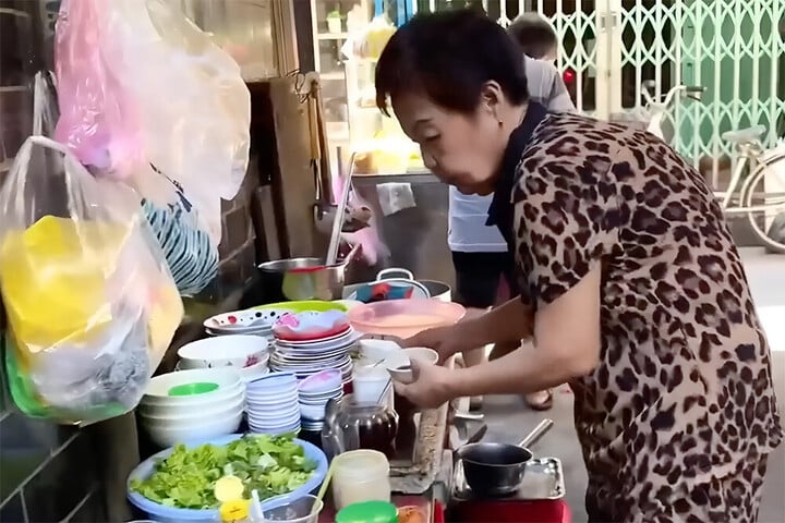 Nữ nghệ sĩ đóng vở cải lương kinh điển giờ đi bán hủ tiếu mưu sinh ở tuổi U80- Ảnh 3. Nữ nghệ sĩ đóng vở cải lương kinh điển giờ đi bán hủ tiếu mưu sinh ở tuổi U80- Ảnh 3.