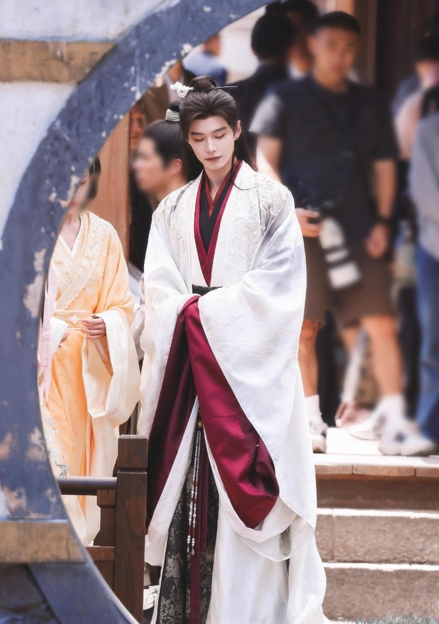 Thái tử đẹp vô địch Trung Quốc hiện tại: Nhan sắc khuynh đảo chúng sinh, cao sang quyền quý từ cốt cách- Ảnh 17.