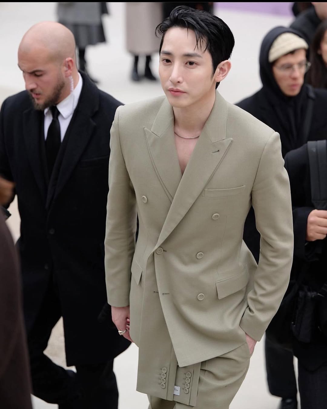 "Bạn thân G-Dragon" hành động bất thường, mắt trợn tròn, cười ngờ nghệch như dọa ma khán giả giữa sự kiện snapins ai3025147622039544124 17567843531051122367912 1756790530901 17567905313641012617988