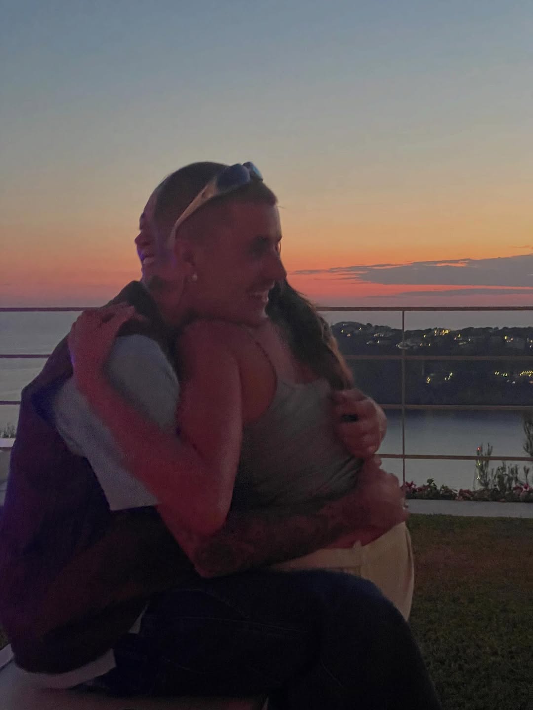 4 bức ảnh Justin Bieber ôm ấp 1 người phụ nữ khiến netizen hoang mang tột độ- Ảnh 1.