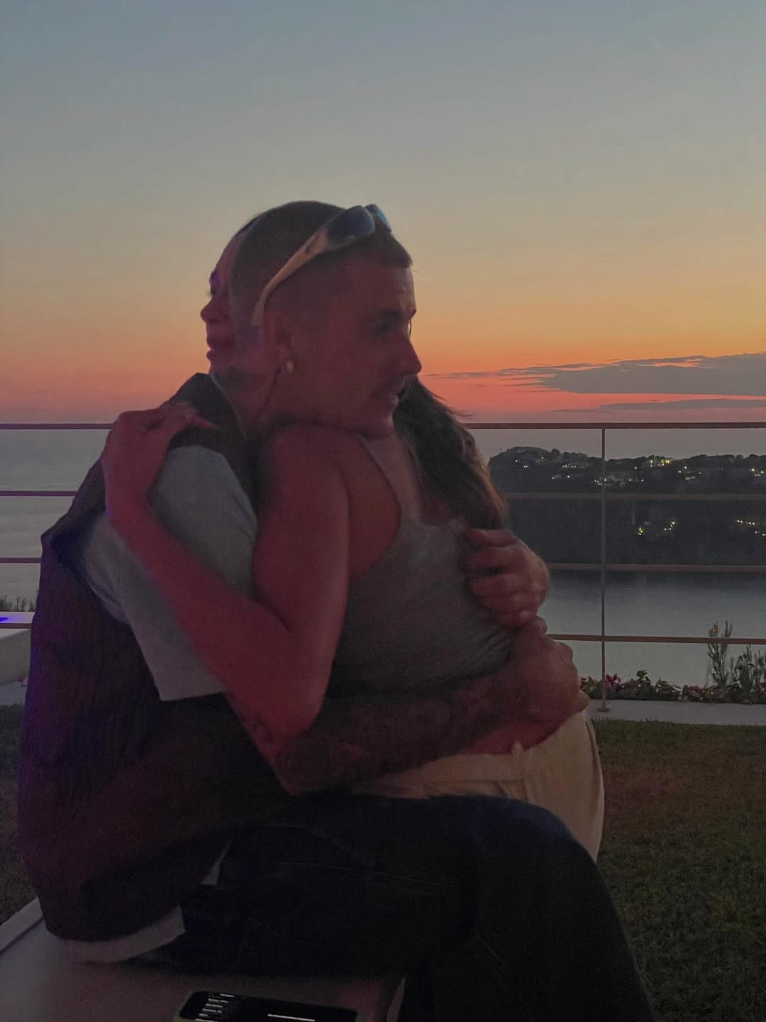 4 bức ảnh Justin Bieber ôm ấp 1 người phụ nữ khiến netizen hoang mang tột độ- Ảnh 2.